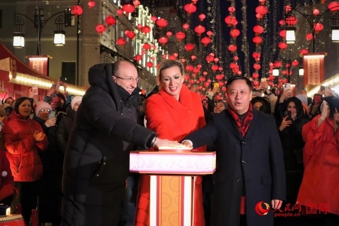 張漢暉、扎哈羅娃、科茲洛夫（從右至左）共同按下活動(dòng)啟動(dòng)按鈕。于子恒攝