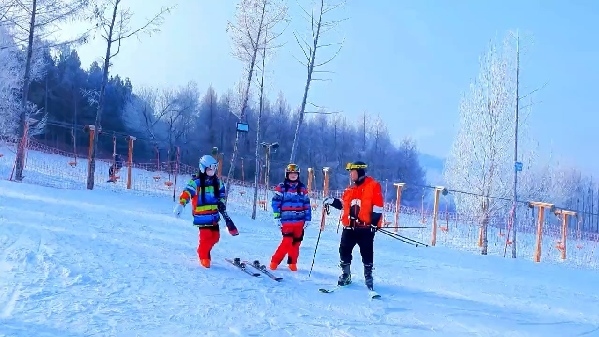 新春走基層｜滑雪場上過春節(jié)！冰城“冷資源”變成“熱經(jīng)濟(jì)”