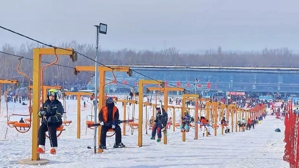 新春走基層｜滑雪場上過春節(jié)！冰城“冷資源”變成“熱經(jīng)濟(jì)”