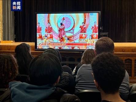 林肯中學(xué)師生觀看總臺龍年春晚英語版