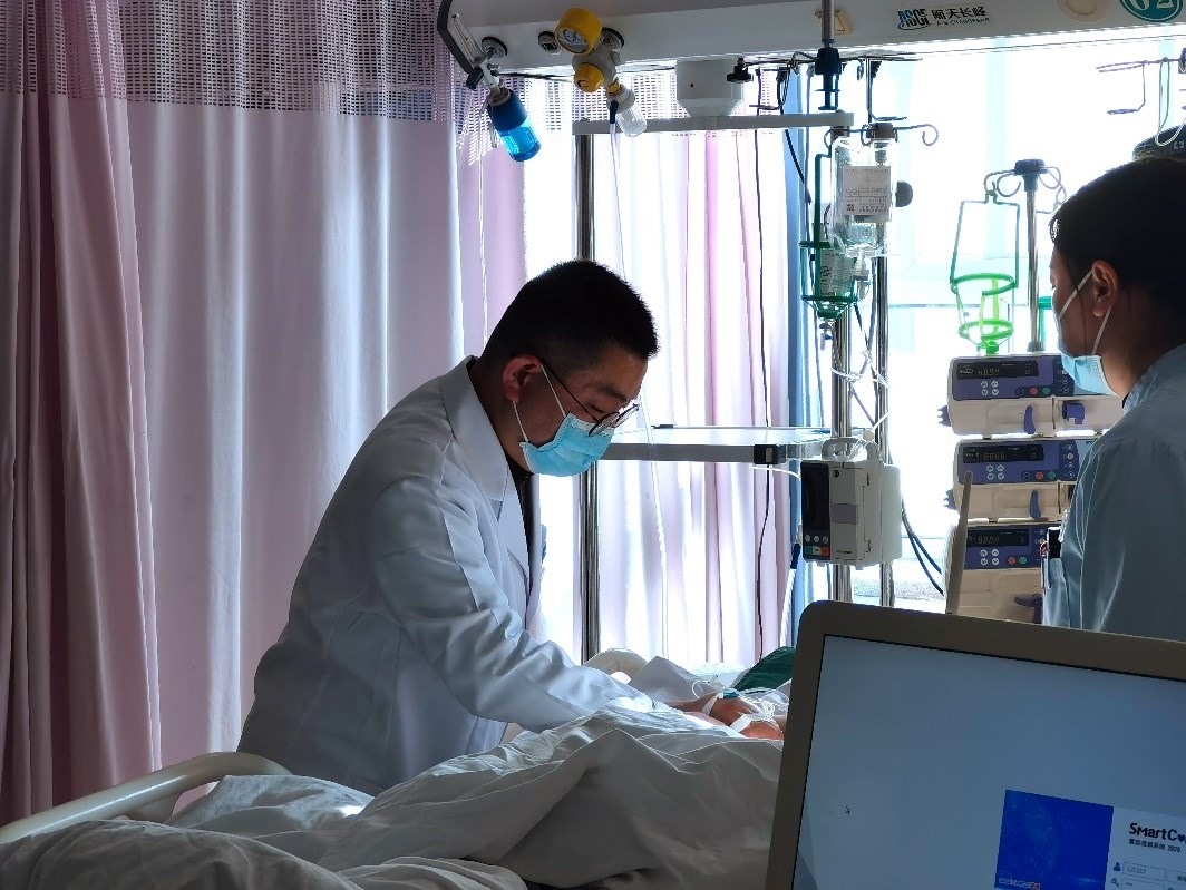 徐晉偉正在觀察患者體征。人民網(wǎng)記者 栗翹楚攝