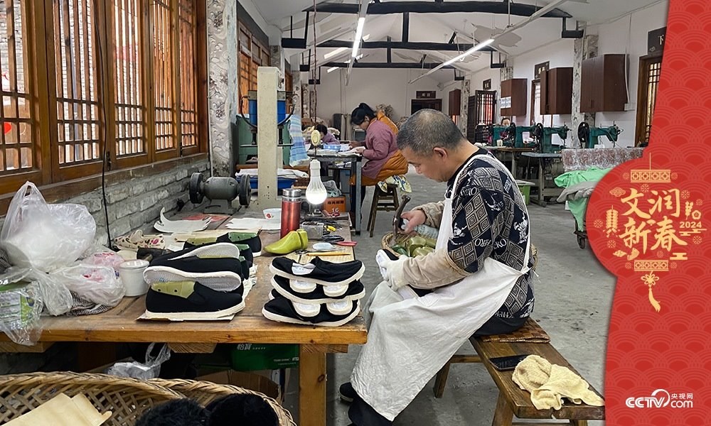 唐昌布鞋坊內(nèi)的工人正在趕制布鞋。王凡攝
