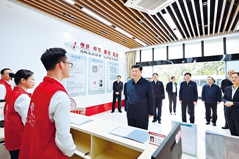 2023年12月14日至15日，中共中央總書記、國家主席、中央軍委主席習近平在廣西考察。這是14日上午，習近平在南寧市良慶區(qū)蟠龍社區(qū)黨群服務(wù)中心考察。 新華社記者 燕雁/攝
