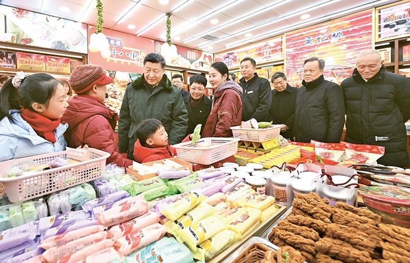 2024年2月1日至2日，中共中央總書記、國家主席、中央軍委主席習近平來到天津，看望慰問基層干部群眾。這是1日下午，習近平在天津古文化街考察時，走進店鋪同現(xiàn)場群眾互動交流。 新華社記者 謝環(huán)馳/攝