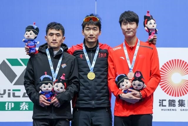 1月12日，“十四冬”速度滑冰（公開組）男子500米比賽，冠軍黑龍江隊(duì)選手高亭宇（中）、亞軍遼寧隊(duì)選手楊濤（左）、季軍河北隊(duì)選手李添龍?jiān)陬C獎(jiǎng)儀式上合影。新華社記者 王楷焱 攝