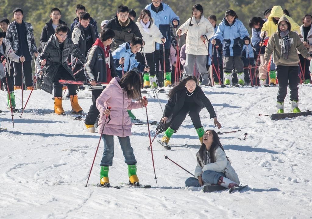 游客在重慶市南川區(qū)金佛山北坡滑雪場(chǎng)滑雪（2023年11月22日攝）。新華社發(fā)（瞿明斌攝）