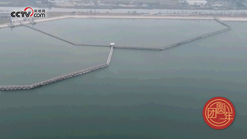 △西江潛地行，潤澤大灣區(qū)。珠江三角洲水資源配置工程西起廣東佛山順德西江干流鯉魚洲，穿越獅子洋，東至深圳公明水庫，是世界上流量最大的長距離有壓調(diào)水工程。