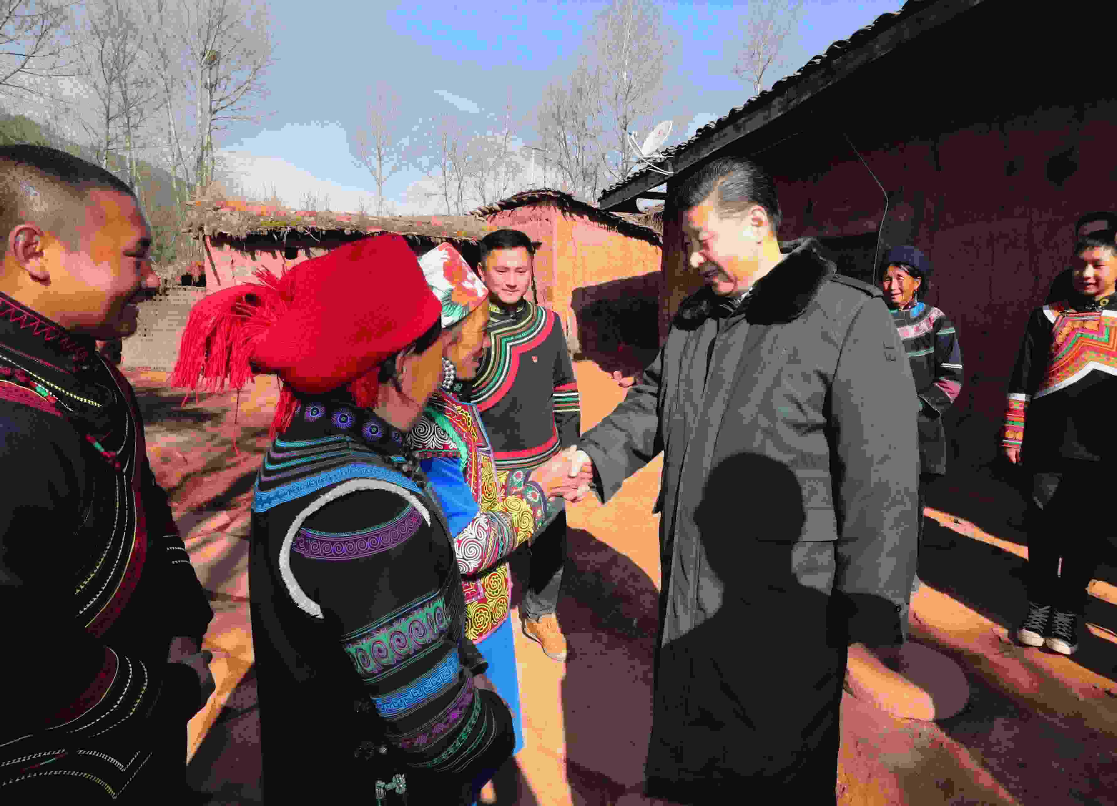 △ 2018年2月11日，習近平總書記驅車2個多小時，從四川西昌市來到位于大涼山深處的昭覺縣三岔河鄉(xiāng)三河村、解放鄉(xiāng)火普村，走進彝族貧困群眾家中，看實情、問冷暖、聽心聲，同當?shù)馗刹咳罕姽采叹珳拭撠氈摺? width=