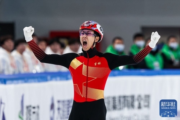 吉林隊(duì)選手孫龍沖線后慶祝勝利。新華社記者 李博 攝