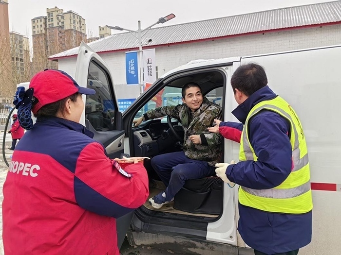 加能站員工為雪天到站充電的司機(jī)送來泡面并邀請他到站里休息。受訪者供圖