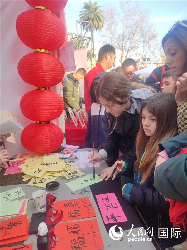 羅馬當(dāng)?shù)孛癖妼?duì)漢字充滿興趣。人民網(wǎng)記者鄭彬攝