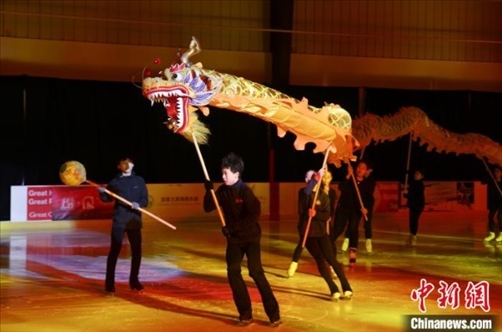 當(dāng)?shù)貢r(shí)間2月17日晚，作為農(nóng)歷甲辰龍年“歡樂春節(jié)”系列活動(dòng)之一，別具特色的青少年冰上春晚在加拿大多倫多舉行。圖為青少年表演冰上舞龍。 中新社記者 余瑞冬 攝