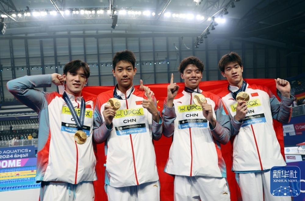 2月11日，2024年多哈游泳世錦賽男子4×100米自由泳接力決賽，中國(guó)隊(duì)選手王浩宇、張展碩、季新杰和潘展樂（從左到右）在頒獎(jiǎng)儀式后合影慶祝。新華社記者 雒圓 攝