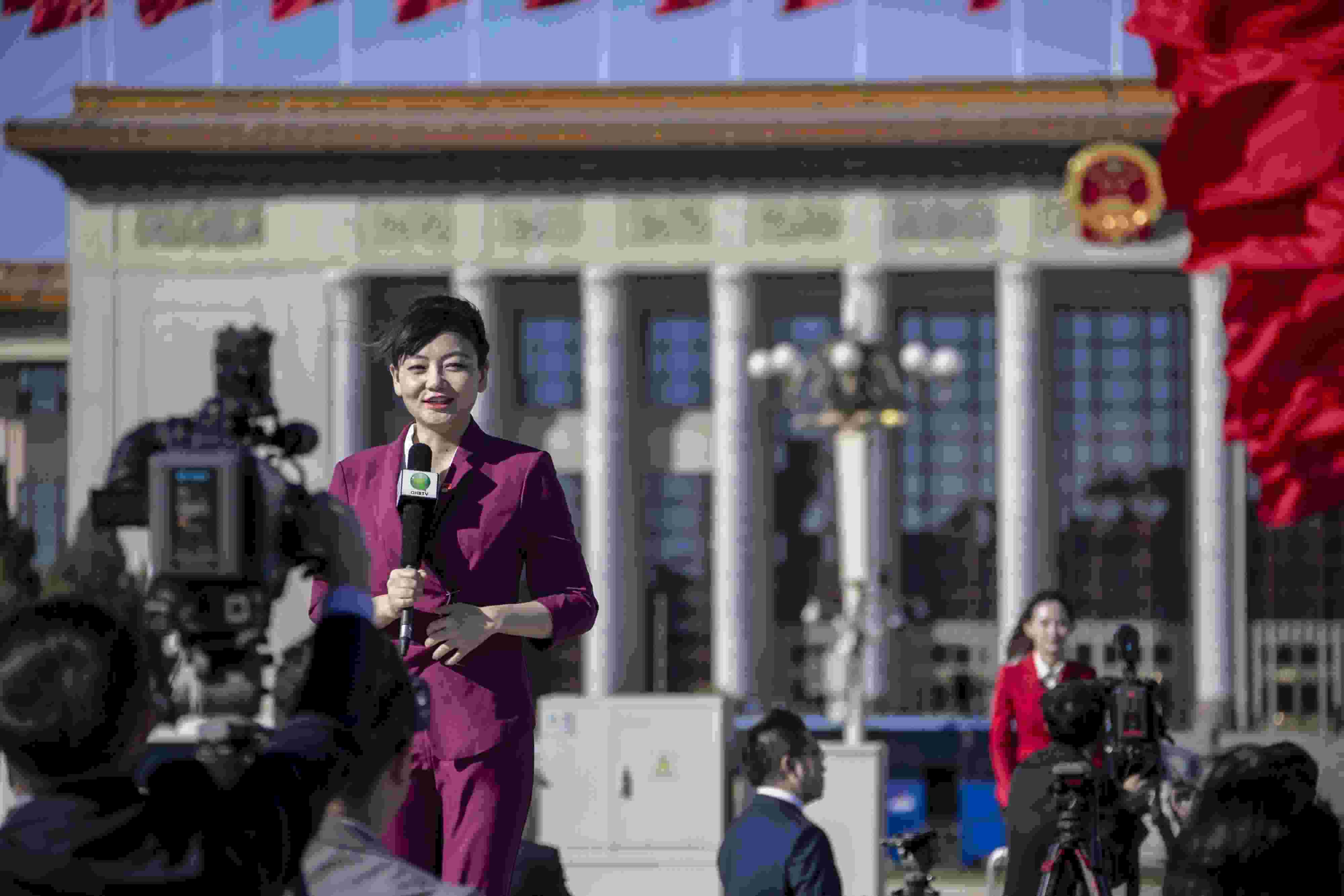 △ 2022年10月22日，北京人民大會堂，中國共產(chǎn)黨第二十次全國代表大會勝利閉幕，媒體記者戶外進行現(xiàn)場報道。