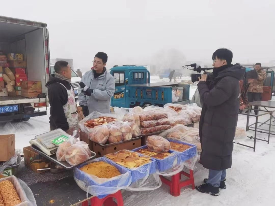 △ 2024年1月1日，在中央廣播電視總臺中央電視臺《新年新愿》報道中，遼寧營口鲅魚圈區(qū)大集賣餅干的小哥憨態(tài)可掬的表情、生機勃勃的臉龐、充滿煙火氣的新年愿望，讓他火爆出圈。