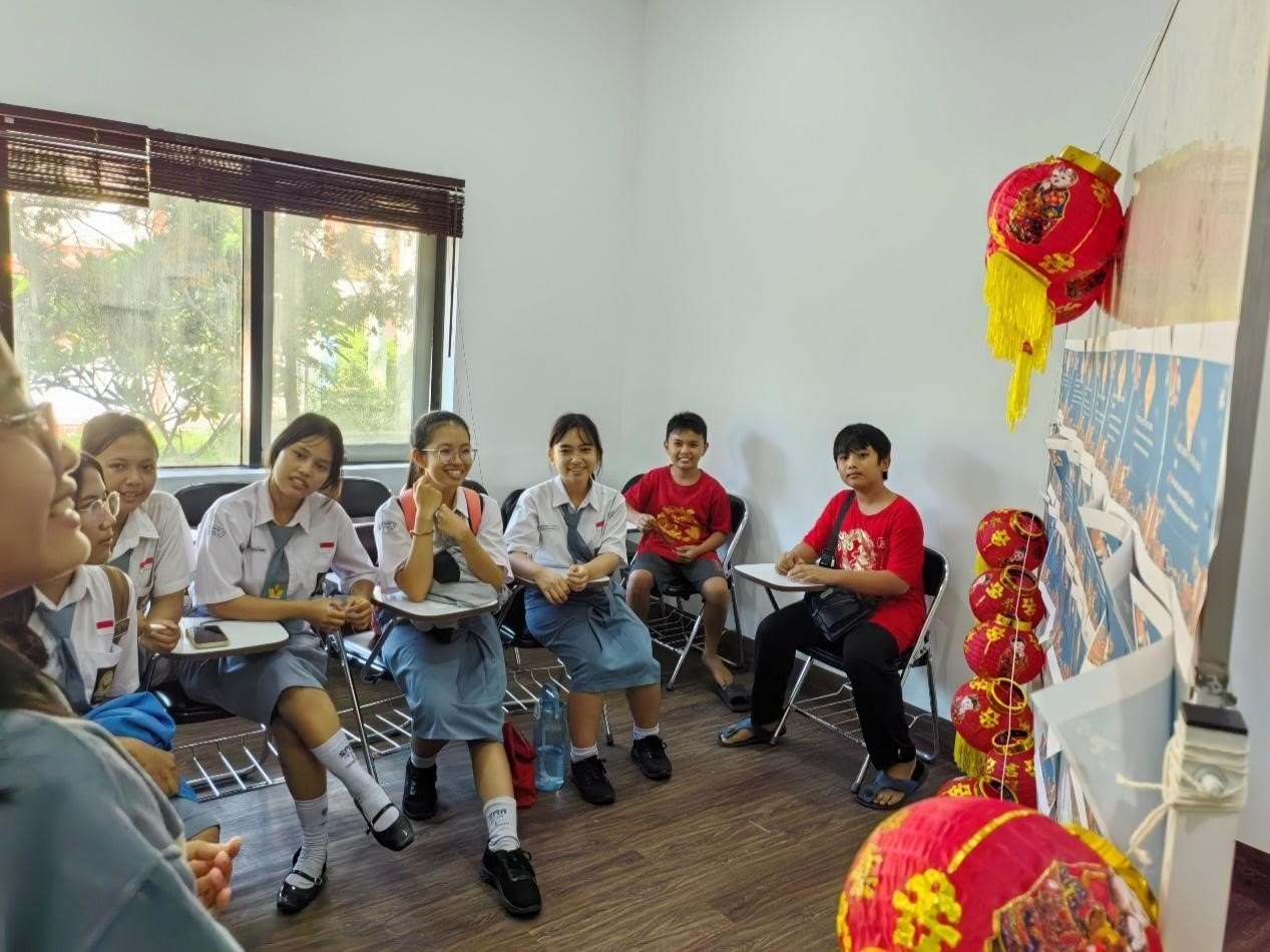 學(xué)生們踴躍參與猜燈謎活動(dòng)。巴陵康孔子學(xué)院供圖