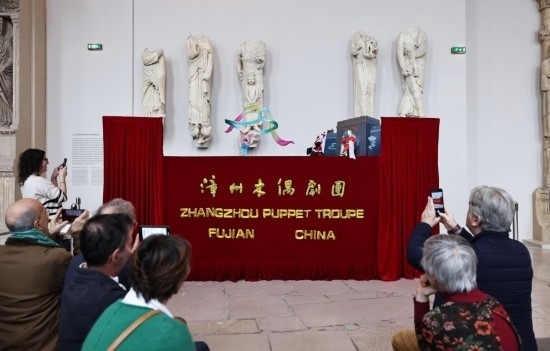 2月10日，在位于法國巴黎埃菲爾鐵塔附近的“建筑與遺產(chǎn)之城”博物館，觀眾欣賞漳州布袋木偶戲。新華社記者高靜攝