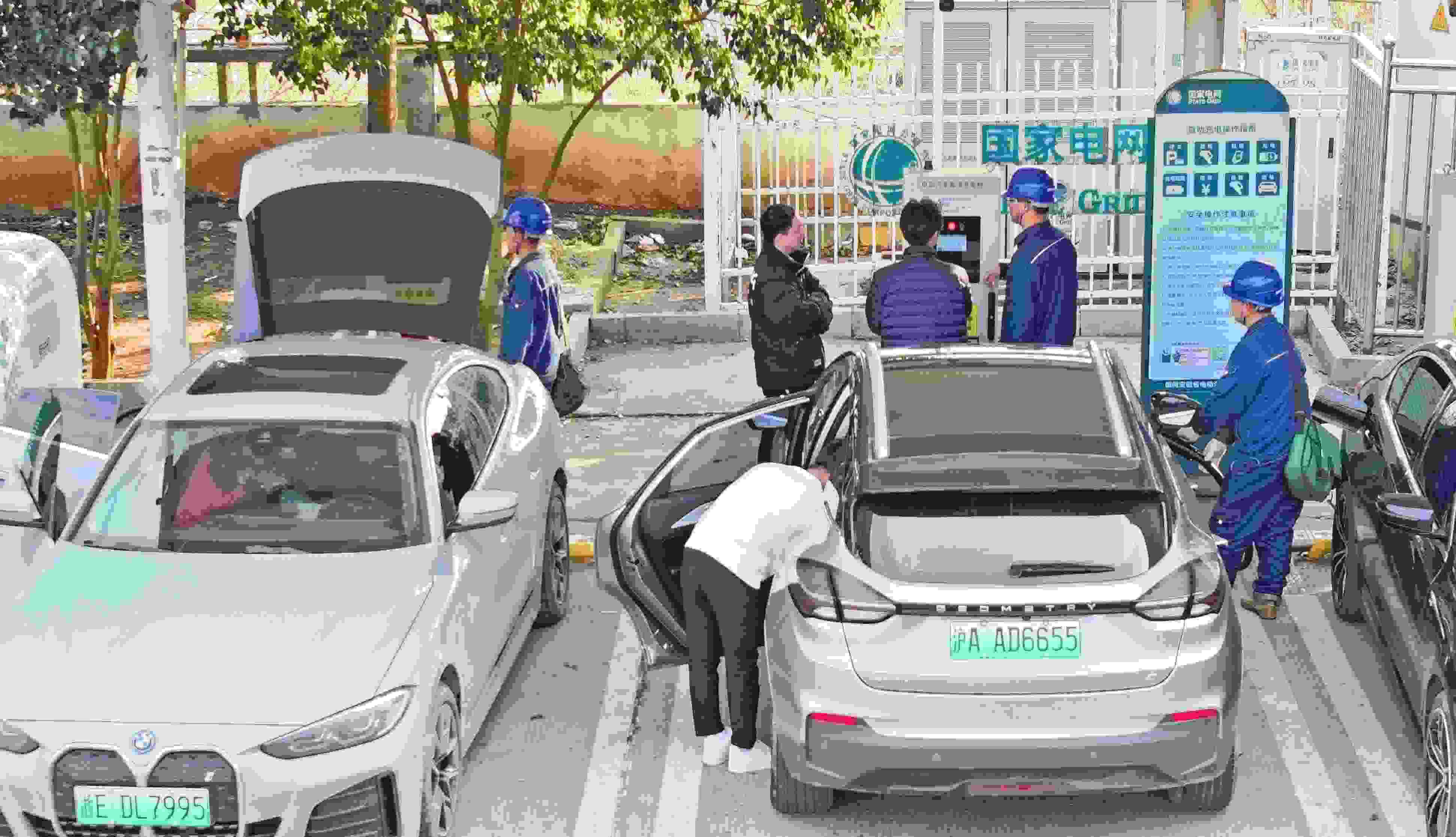 △ 2024年2月17日，安徽滁州來安縣大英鎮(zhèn)境內(nèi)的G36寧洛高速曹莊服務(wù)區(qū)，滁州市供電公司工作人員協(xié)助電動汽車車主高效解決充電中遇到的問題。