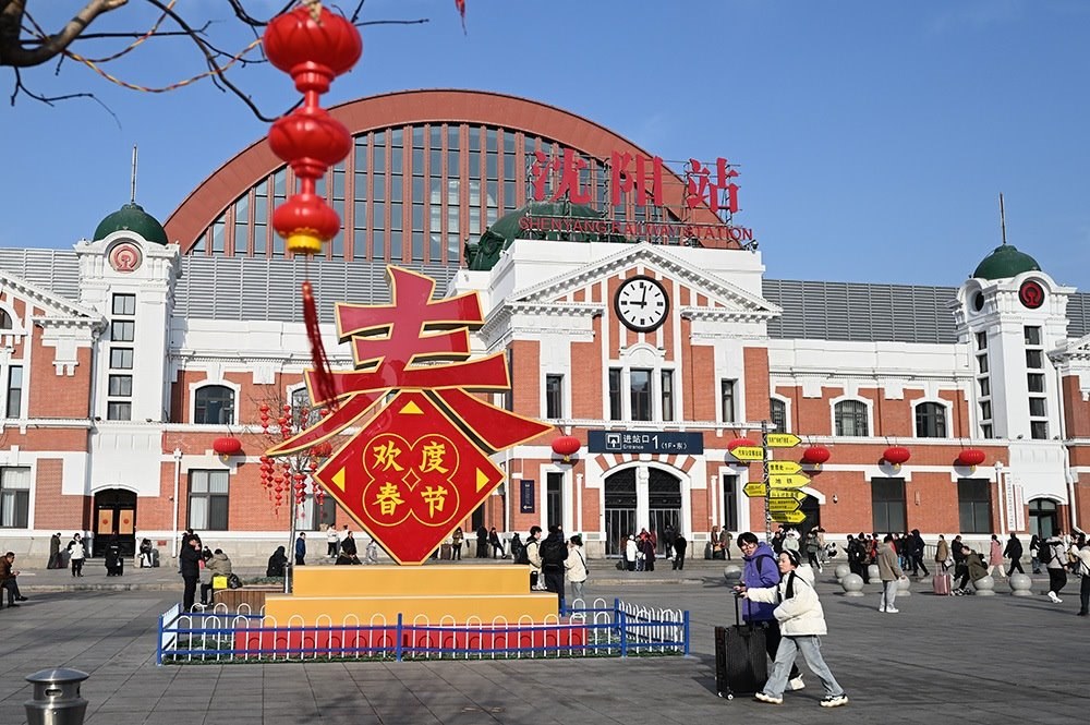 △ 2024年2月17日，沈陽站，人們拉著大大小小的行李箱，踏上了龍年新征程。