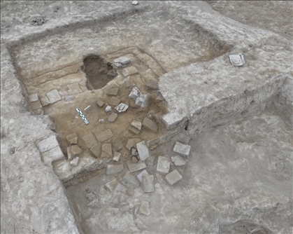 這是都蘭熱水墓群北一區(qū)M37號(“羊圈墓”)祭臺的砌磚。