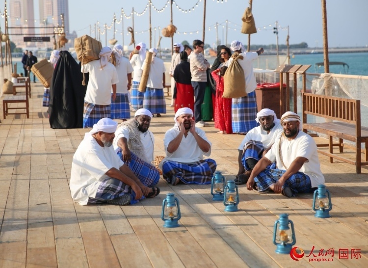 演藝人員展示售賣產(chǎn)品的場(chǎng)景。人民網(wǎng) 塔里克·易卜拉欣攝