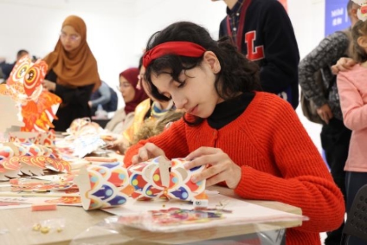 參與者在制作元宵彩燈。拉巴特中國文化中心供圖