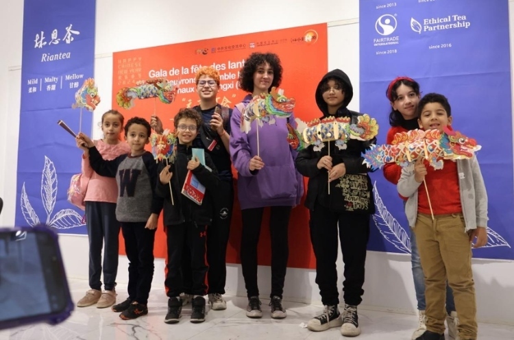 孩子們拿著元宵彩燈合影。拉巴特中國文化中心供圖