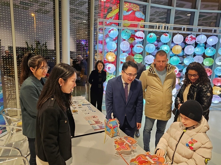 匈牙利小朋友猜燈謎。翟朝暉攝