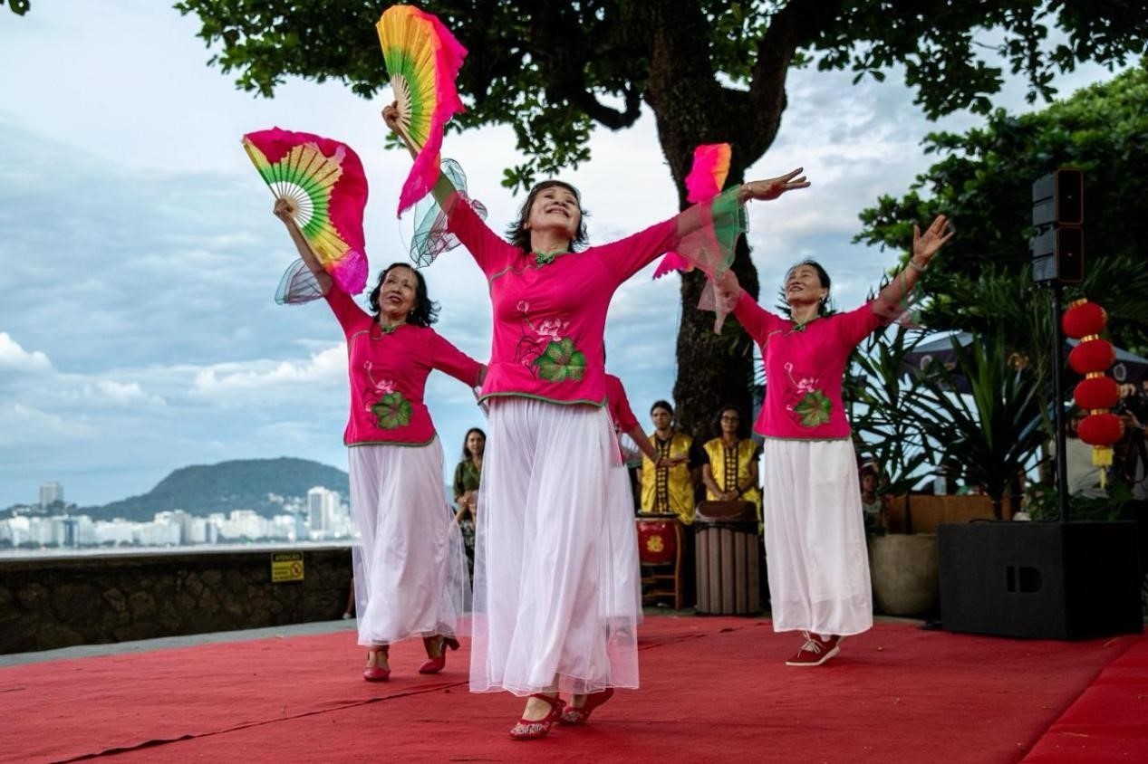 當(dāng)?shù)貢r間2月24日晚，2024年元宵節(jié)慶?；顒釉诎臀骼锛s熱內(nèi)盧市科帕卡巴納要塞舉辦。巴西山河文化促進中心供圖