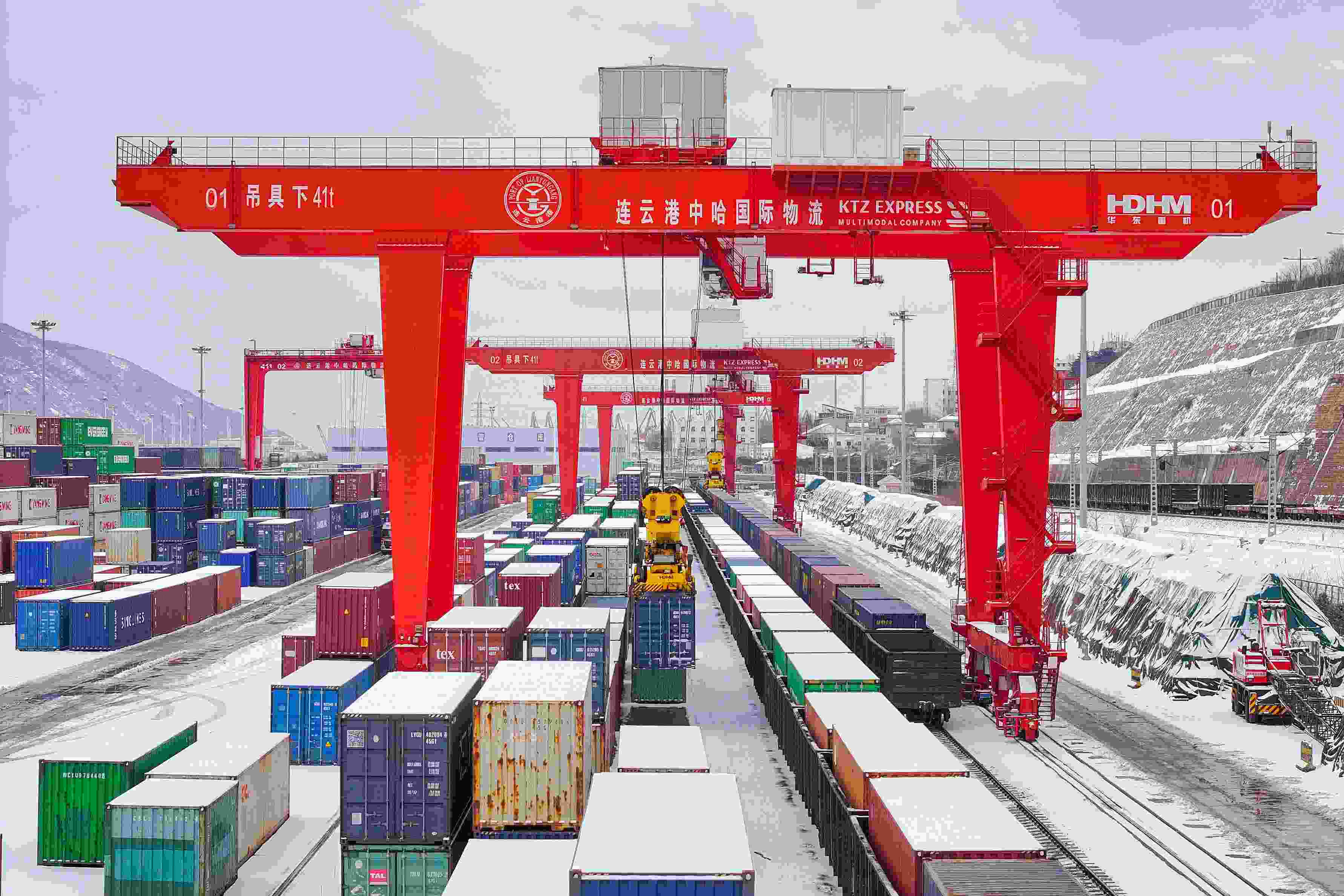 2024年2月22日，江蘇省連云港市中哈連云港物流合作基地，大型機械正在吊裝集裝箱。