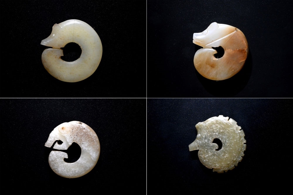這是在殷墟博物館新館內(nèi)展出的龍形玉玦（拼版照片，1月9日攝）