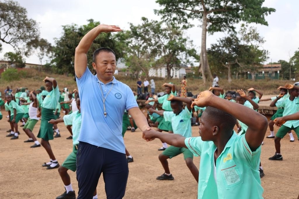 2月20日，在塞拉利昂首都弗里敦，來自塞拉利昂大學(xué)孔子學(xué)院的武術(shù)教師劉偉在為當(dāng)?shù)貙W(xué)生上武術(shù)課。