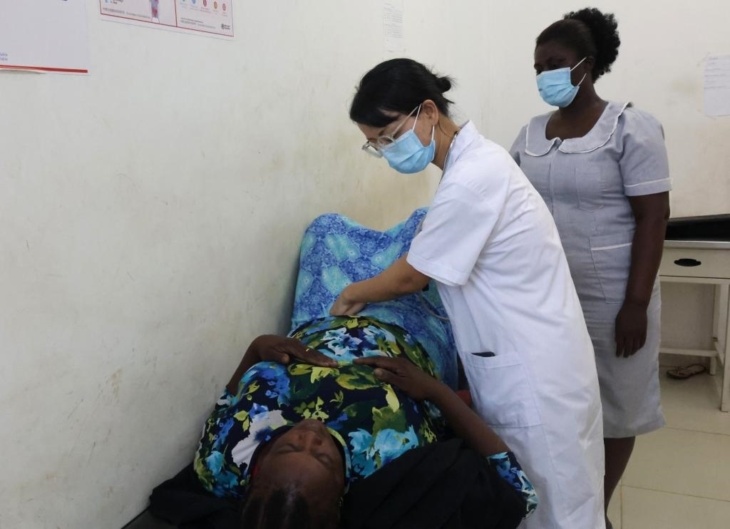 2023年2月27日，在塞拉利昂首都弗里敦，一名中國醫(yī)療隊(duì)的醫(yī)生正在為患者檢查身體。