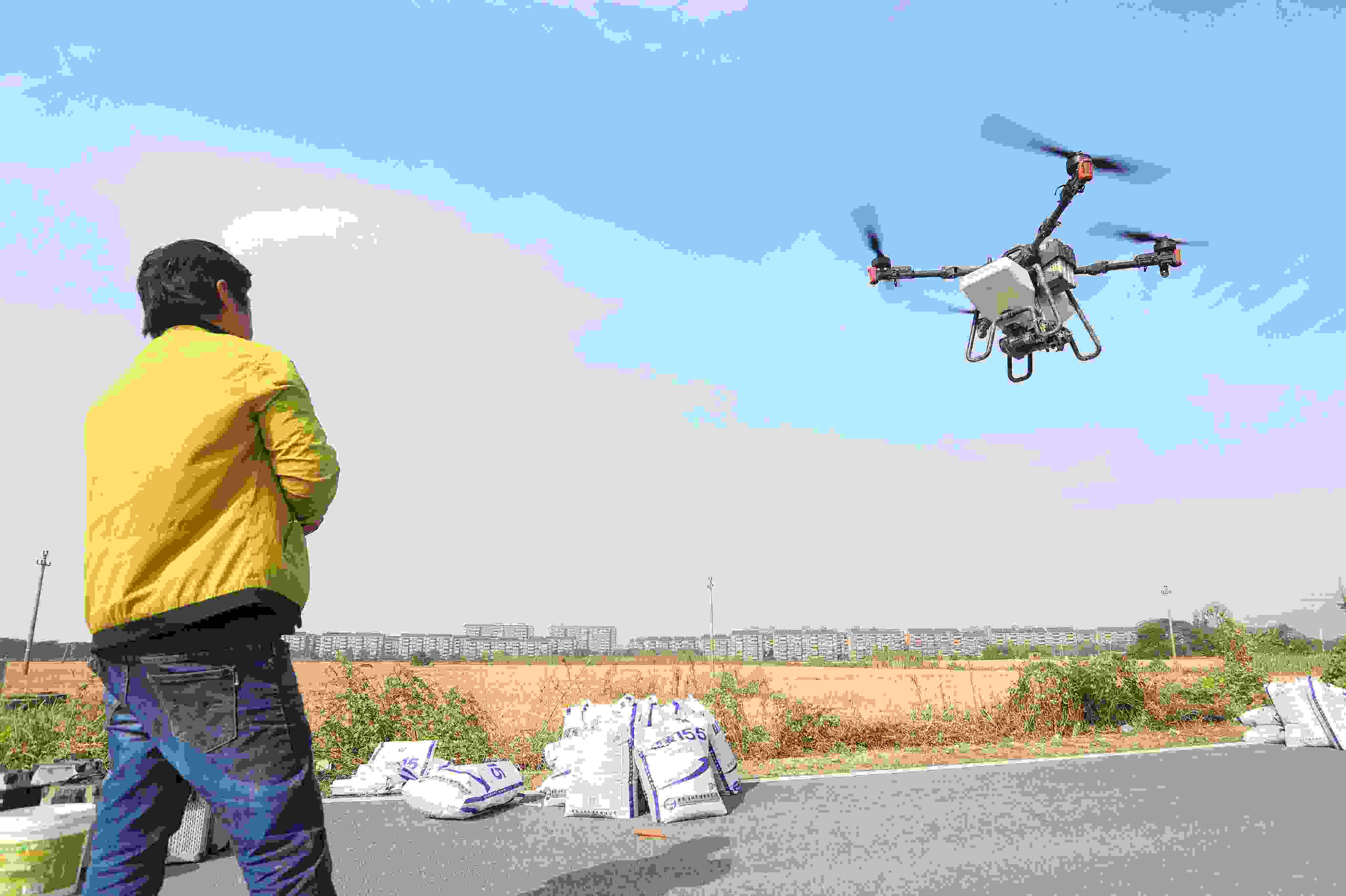 2023年11月15日，浙江嘉興，南湖區(qū)七星街道一處農(nóng)田里，農(nóng)民操縱無人機(jī)進(jìn)行冬小麥飛播。