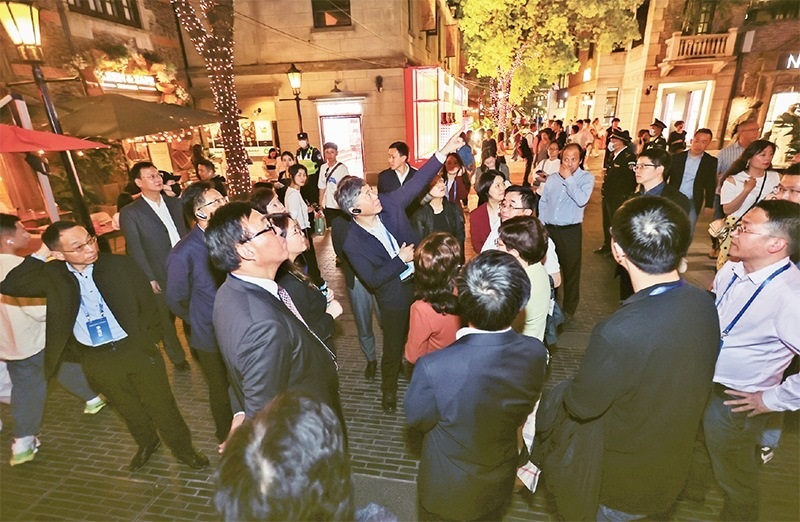 2023年4月18日，全國無黨派人士考察團來到位于上海市黃浦區(qū)的上海新天地開放式街區(qū)考察夜經(jīng)濟。 新華社記者 王翔/攝
