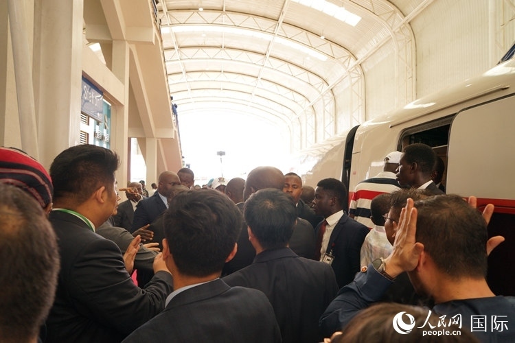 人們爭相前往紅線試乘。人民網(wǎng)記者 姜宣攝