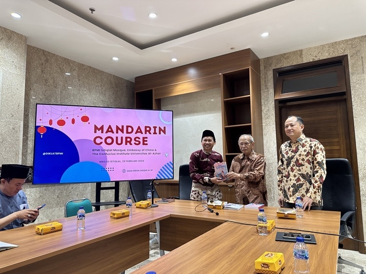 阿拉扎大學(xué)孔子學(xué)院向獨(dú)立清真寺贈(zèng)書。阿拉扎大學(xué)孔子學(xué)院供圖