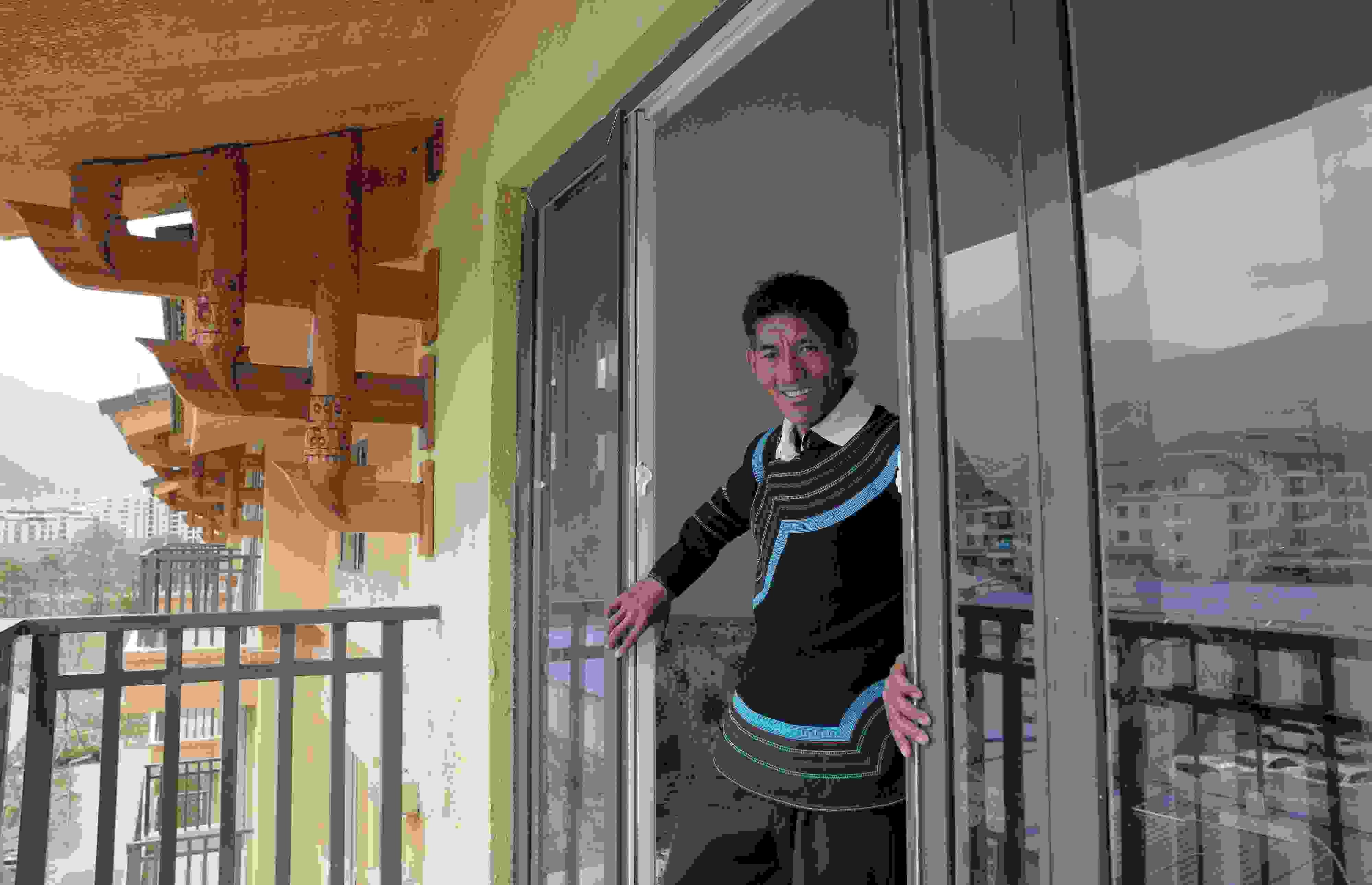 2020年5月14日，四川涼山彝族自治州昭覺縣，“懸崖村”村民某色伍哈入住新房。