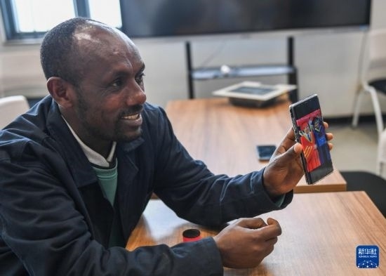 2月15日，在亞的斯亞貝巴的埃塞俄比亞聯(lián)邦職業(yè)技術(shù)培訓(xùn)學(xué)院，魯班工坊當(dāng)?shù)亟處熂s納斯·阿凱萊（中文名艾友涵）展示在中國(guó)學(xué)習(xí)時(shí)的照片。