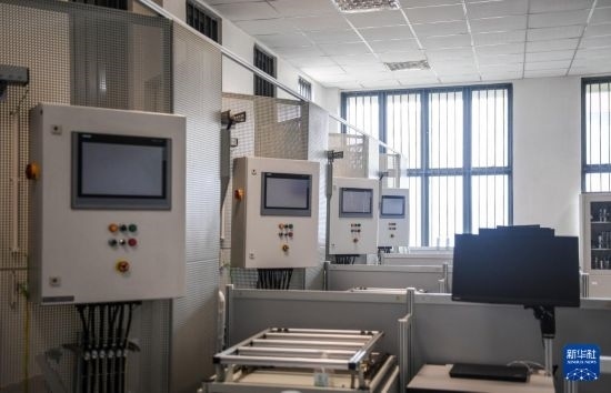 這是2月15日在亞的斯亞貝巴的埃塞俄比亞聯(lián)邦職業(yè)技術(shù)培訓(xùn)學(xué)院魯班工坊內(nèi)拍攝的機(jī)電一體化設(shè)備。