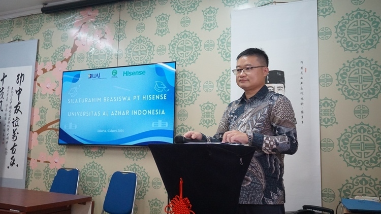 海信印尼公司總經(jīng)理李現(xiàn)委致辭。阿拉扎大學(xué)孔子學(xué)院供圖