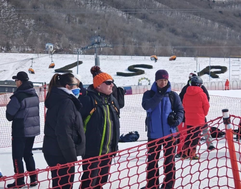 ?皮埃爾·杜邦（左三）在比賽現(xiàn)場。新華社記者 王沁鷗 攝