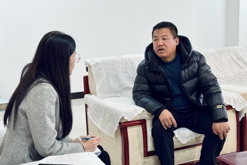 人民網(wǎng)記者采訪“在水一方”小區(qū)住戶。人民網(wǎng) 高清揚(yáng)攝