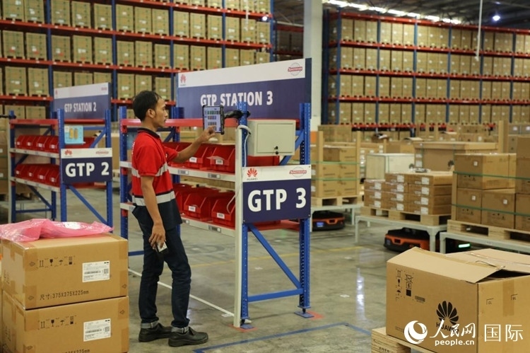 華為5G智能倉庫里，工作人員正在利用智能系統(tǒng)辦公。人民網(wǎng)記者 曹師韻攝