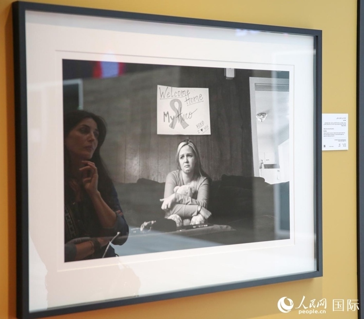 一名觀眾在觀賞攝影作品。人民網(wǎng)塔里克·易卜拉欣攝