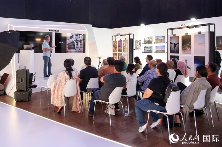 觀眾在參加攝影講座。人民網(wǎng)塔里克·易卜拉欣攝