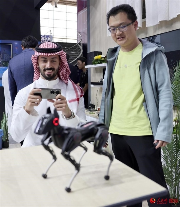一名觀眾在體驗操作機器狗。人民網(wǎng)記者 管克江攝