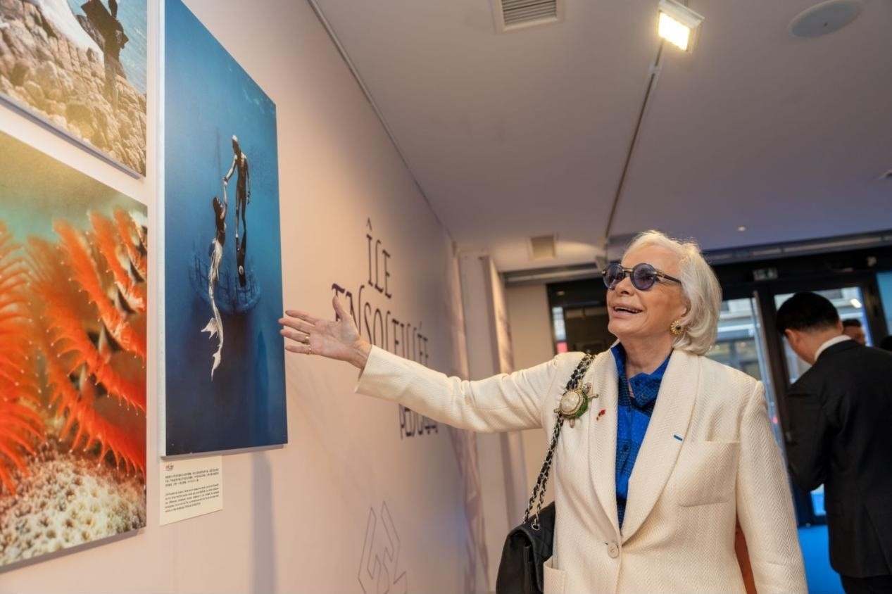 世界旅游組織特別顧問瑪麗-皮埃爾·布歇-奧利耶觀看活動現(xiàn)場圖片展覽。活動主辦方供圖