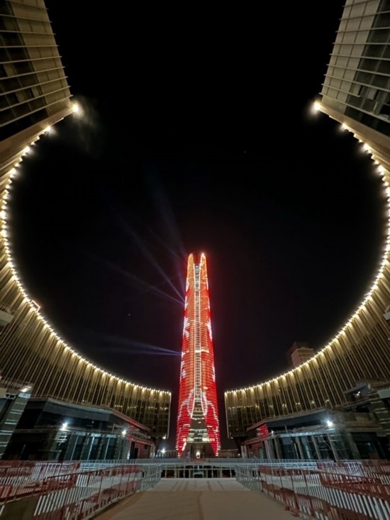  2024年2月9日，埃及開羅以東建設(shè)中的埃及新行政首都中央商務(wù)區(qū)項(xiàng)目上演燈光秀，迎接龍年春節(jié)。新華社發(fā)（黎炳宏攝）