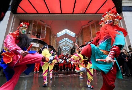  2024年2月10日，來自廣東普寧的英歌舞團(tuán)演員在英國(guó)倫敦伯靈頓拱廊街表演英歌舞。新華社記者 李穎 攝